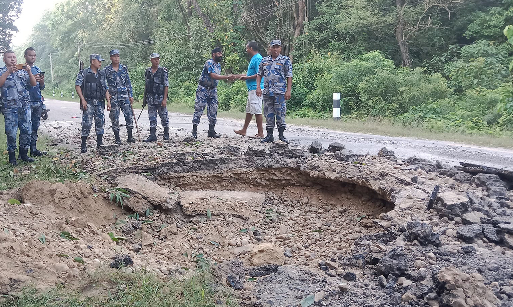 बाँकेमा बम विष्फोटबाट पूर्व–पश्चिम राजमार्गमा क्षति