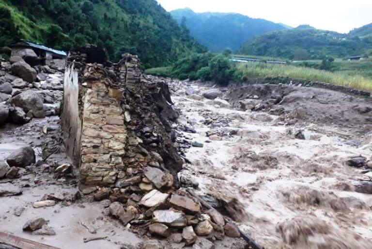 बर्खा लाग्यो, बनेनन् पहिराले विस्थापितका घर