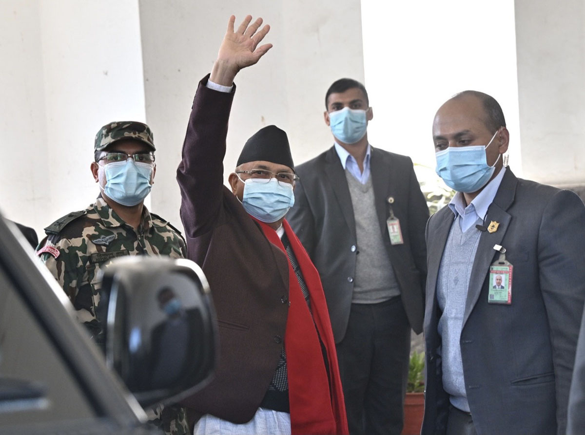 प्रधानमन्त्री ओली निर्वाचन आयोगमा 