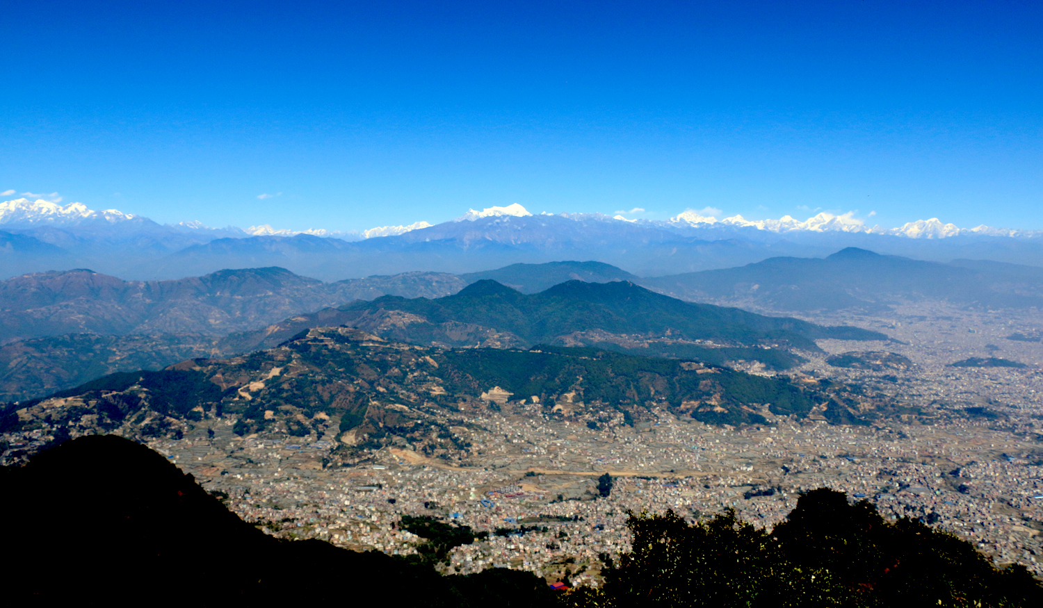 काठमाडौं चन्द्रागिरि हिल्सबाट मौसम सफा भएपछि काठमाडौँ उपत्यका वरिपरि डाँडामाथि देखिएको विभिन्न हिम शृङ्खलाको मनोरम दृश्य । तस्बिर: चन्द्रकला क्षेत्री/रासस