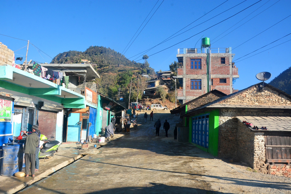 समृद्धिका यात्रामा लम्कदै बागलुङको ताराखोला 