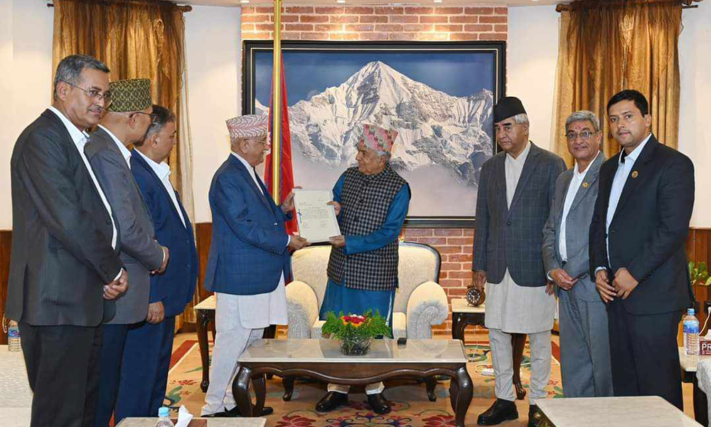 प्रधानमन्त्रीमा केपी ओलीको दाबी पेश