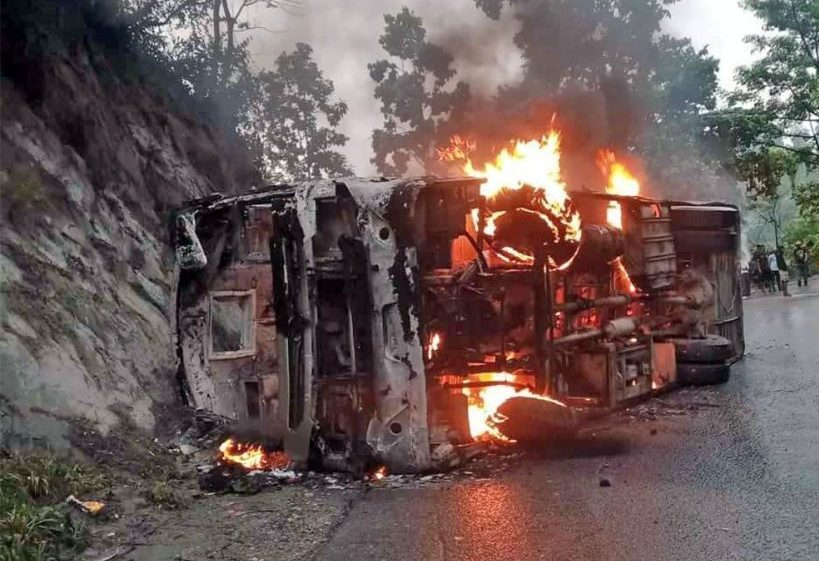 नवलपरासीको दाउन्नेमा बस पल्टिएर आगलागी हुँदा ३६यात्रु घाइते