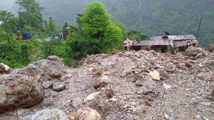 तिनाउमा पहिरो, एकजनाको मृत्यु, ४ वर्षे बालक बेपत्ता