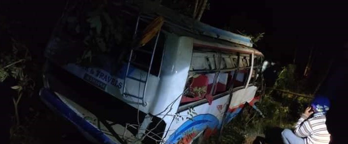जन्ती बाेकेकाे बस दुर्घटना : चालककाे मृत्यु, आठ जना गम्भीर घाइते 