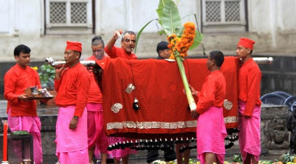 नवरात्रको सातौँ दिन दसैँघरमा फूलपाती भित्र्याइँदै