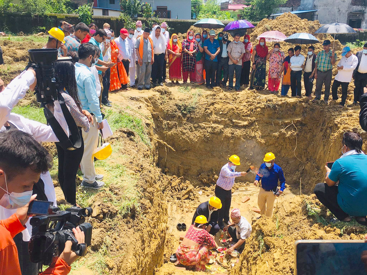 सैनामैनामा एकैदिन तीन आयोजनाको शिलान्यास