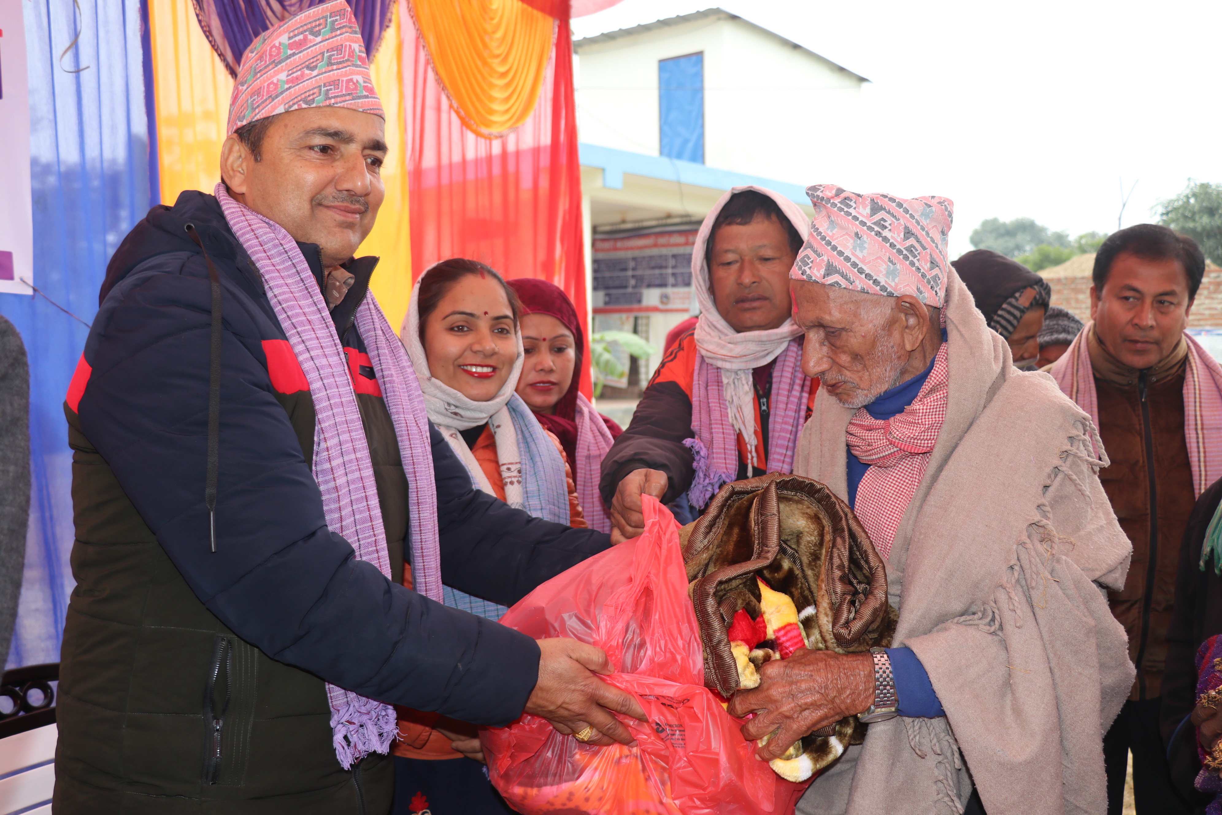 सियारीमा ज्येष्ठ नागरिकालाई न्यानो कपडा वितरण