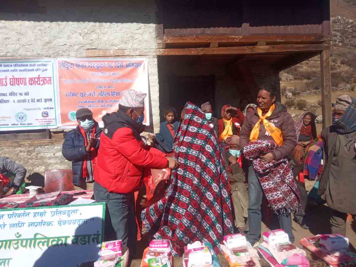महिनावारी हुँदा घरमा बस्ने जुम्ला पातारासीका दुई जोडी सम्मानित  