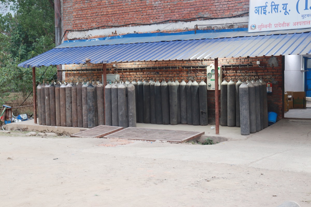 लुम्बिनी प्रादेशिक अस्पतालमा अक्सिजनको चरम अभाव, चिकित्सक भन्छन्,'एक घण्टालाई मात्रै पुग्छ' 