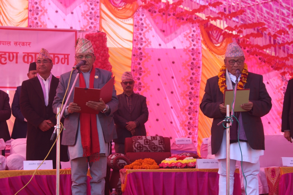 तस्विरमा लुम्बिनी प्रदेशका मुख्यमन्त्रीको पदभार ग्रहण