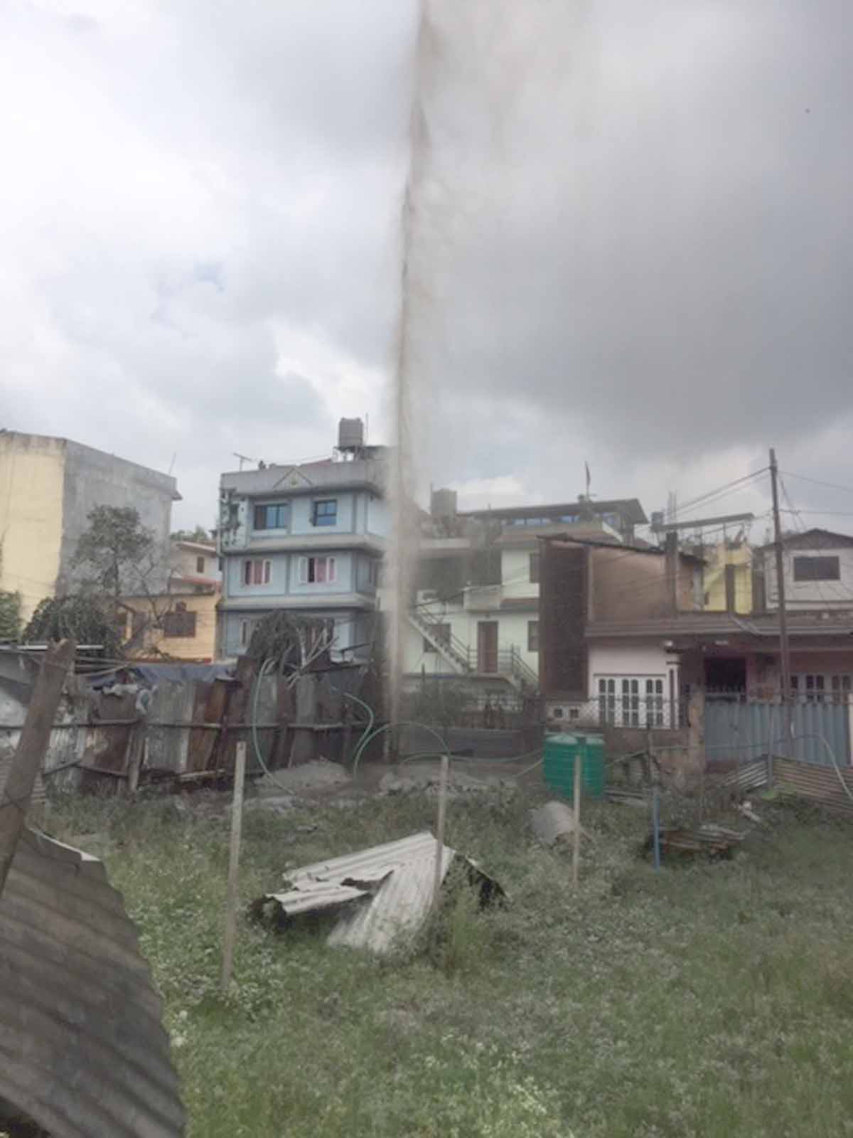 काठमाडौँमा बोरिङ खन्दा मिथेन ग्यास मिसिएको पानीको फोहोरा
