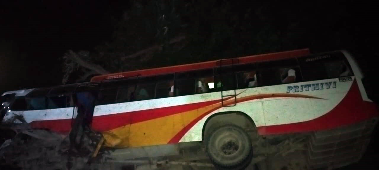 दाङमा बस दुर्घटना, १४ यात्रु घाइते