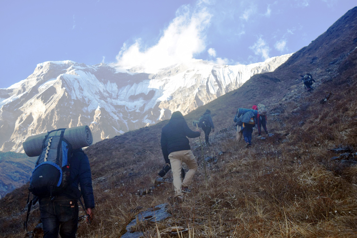 धौलागिरि आधार शिविर जाँदै पर्यटक