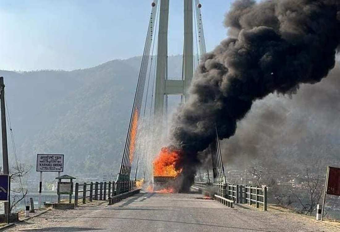 आगलागीबाट क्षति भएको कर्णाली पुलको प्राविधिक टोलीद्वारा प्रारम्भिक अध्ययन