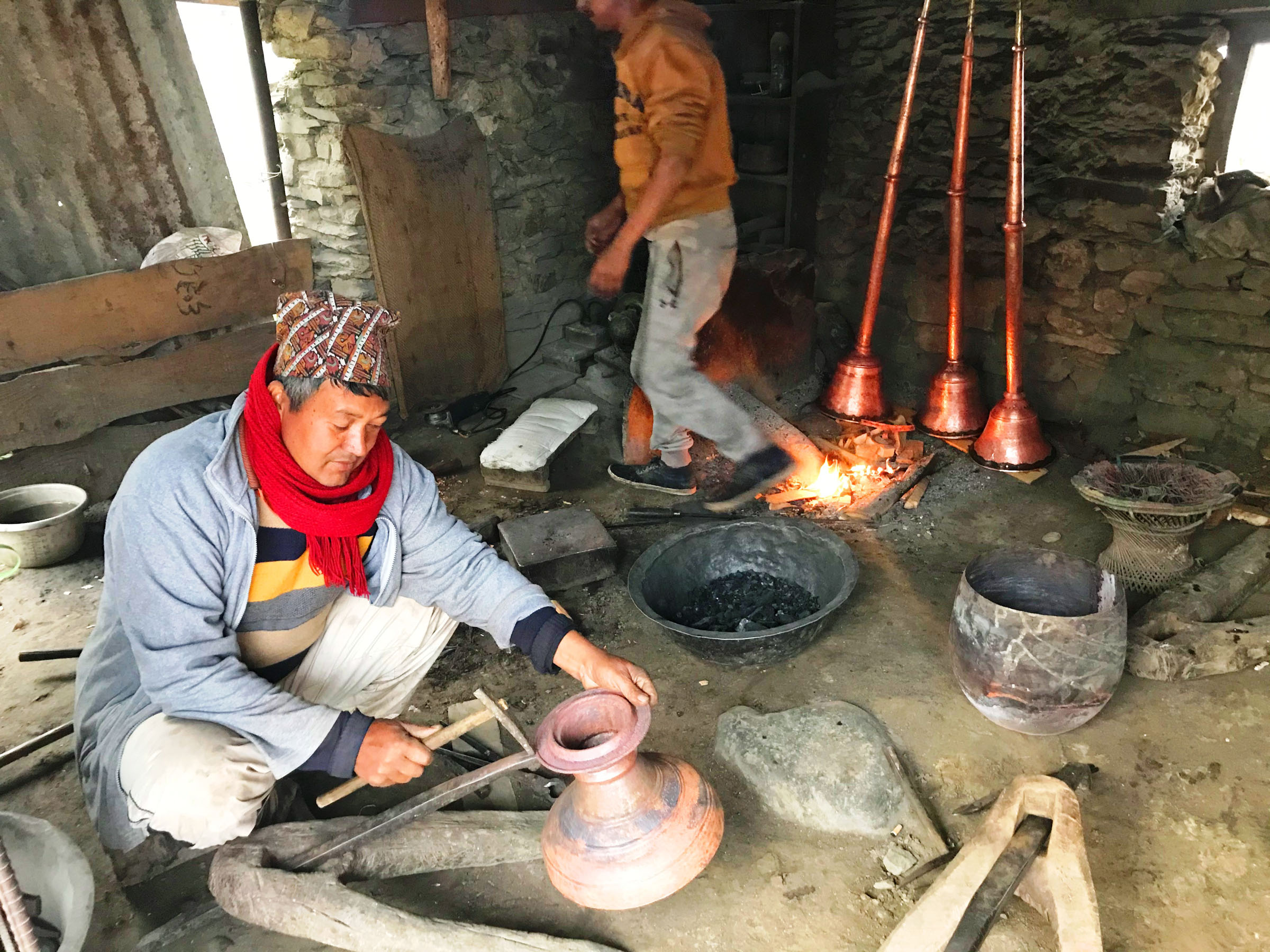 बागलुङ जिल्लाको काठेखोला गाउँपालिका–५ बिहुँ स्थित तामाको गाग्री निर्माण गर्दै अरुण विश्वकर्मा । तस्वीर: खेमराज गौतम/रासस