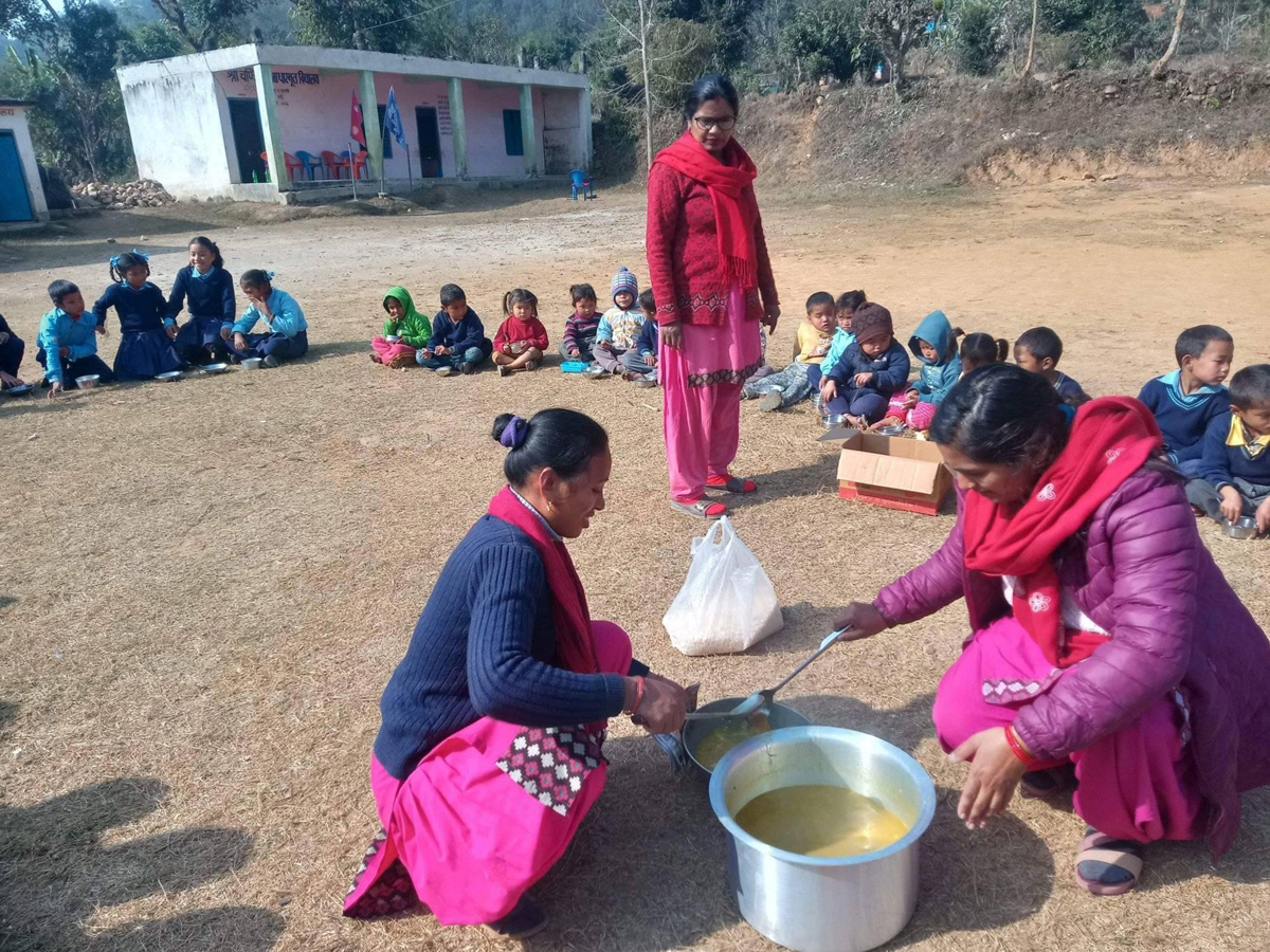 तनहुँको व्यास नगरपालिका–११ स्थित चण्डिका आधारभूत विद्यालयमा दिवा खाजाको व्यवस्था गरिँदै । सरकारले आधारभूत विद्यालयमा दिवा खाजाका लागि सहयोग गर्दै आइरहेको छ ।   तस्वीर: कृष्ण न्यौपाने/दमौली