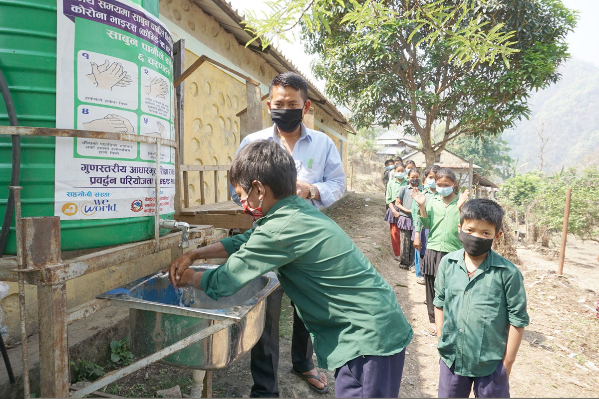 साबुनपानी सँग रमाउदै विद्यार्थी विद्यालयमा 