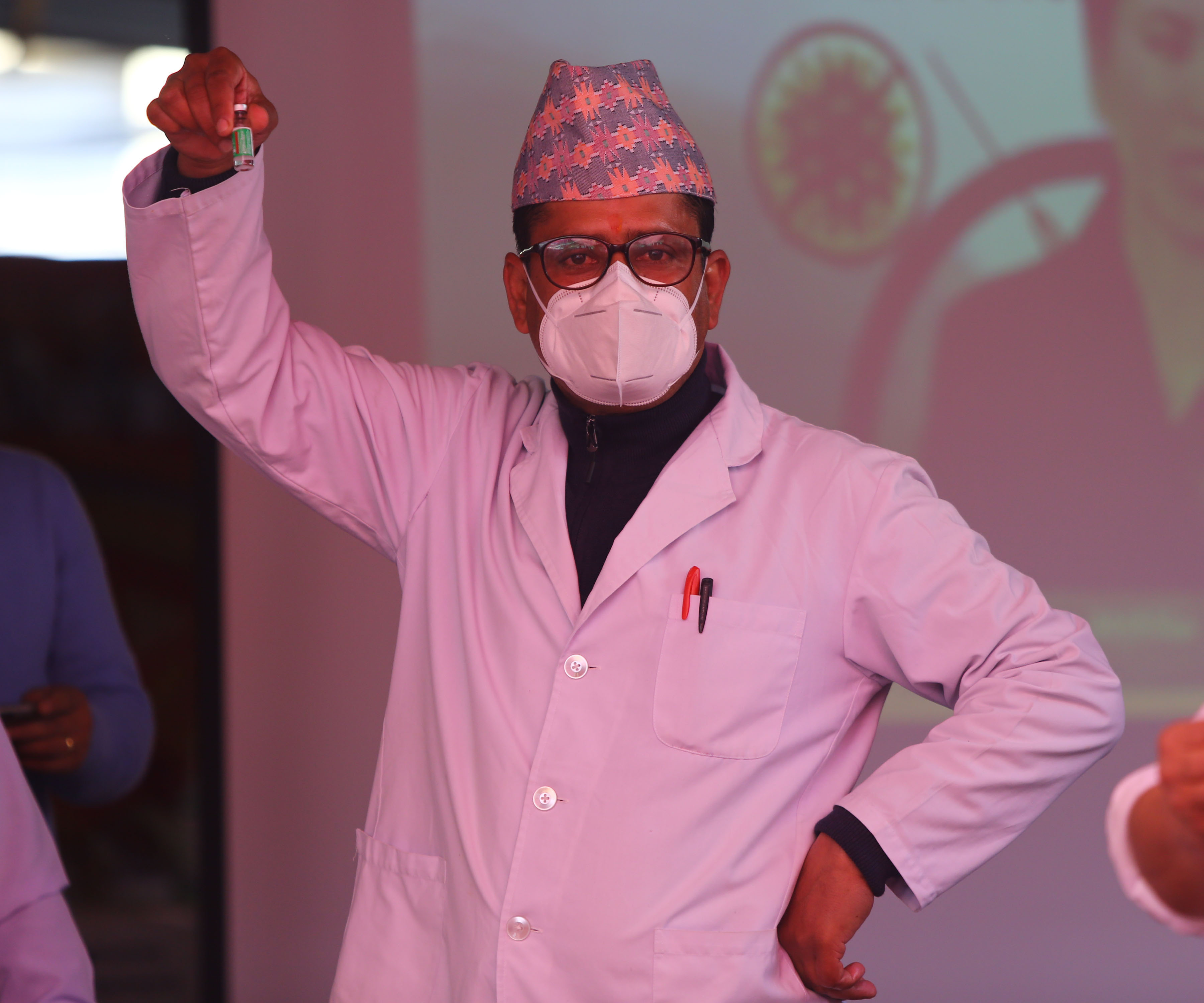खोप देखाउँदैं एक स्वाथ्यकर्मी