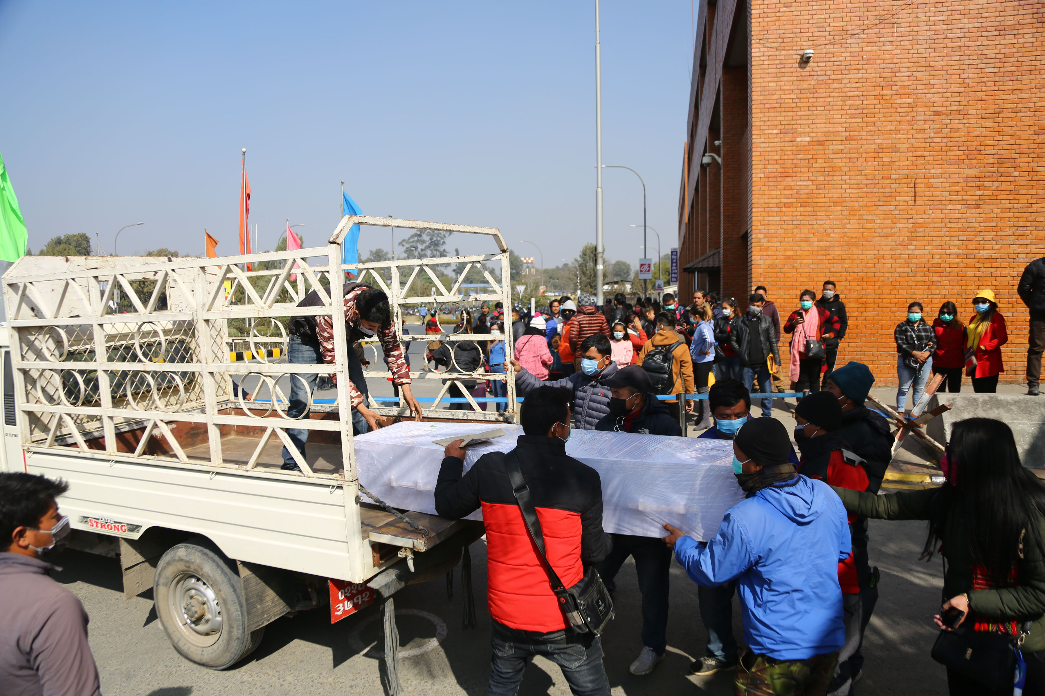 मलेशियाबाट १८ नेपालीको शव ल्याइयो