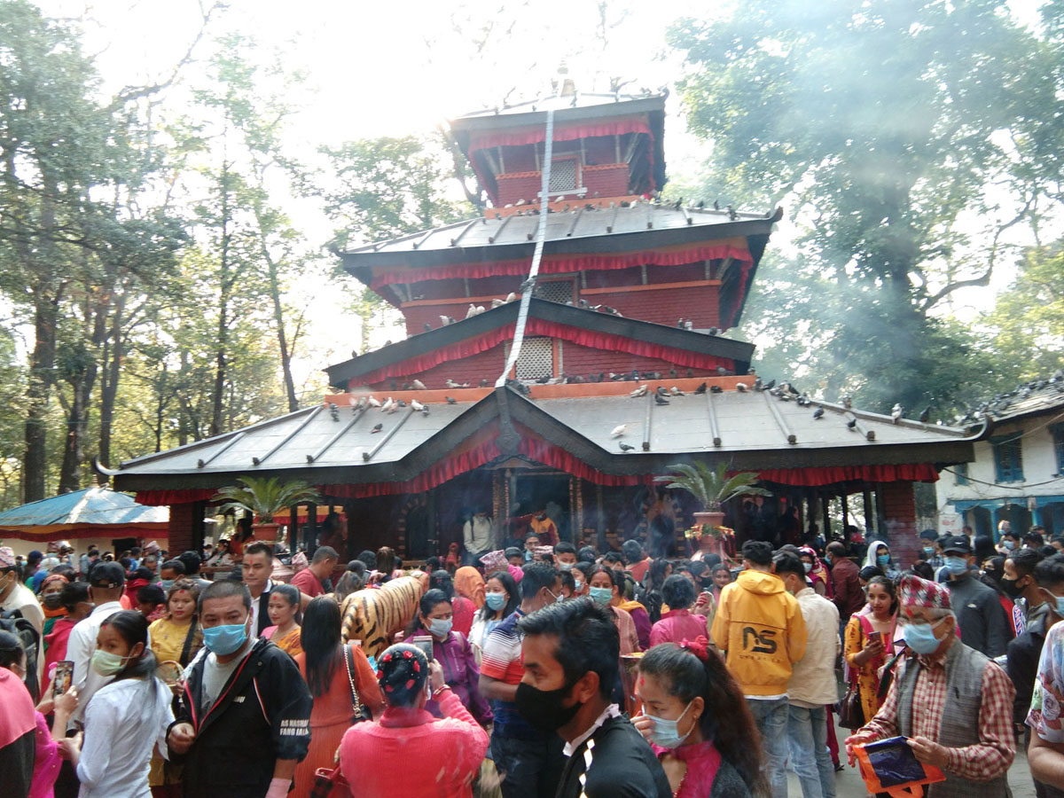कोरोना महामारीबीच बागलुङ कालिकामा भक्तजनको भीड