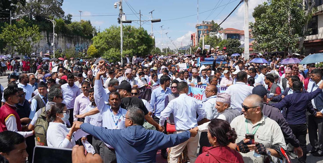 शिक्षकहरु आज दोस्रो दिन पनि आन्दोलनमा