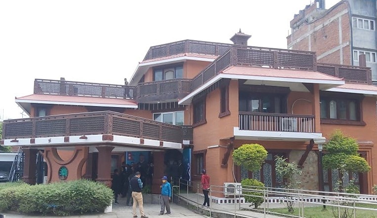 एमालेले पार्टी कार्यालय सार्दै, ओलीद्वारा नयाँ भवनको निरीक्षण