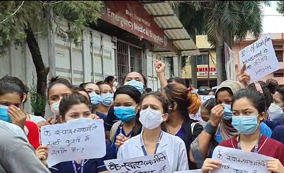 भेरी अस्पतालका स्वाथ्यकर्मीको आक्रोश: के स्वास्थ्यकर्मीले सधैं कुटाई नै खाने हो ?