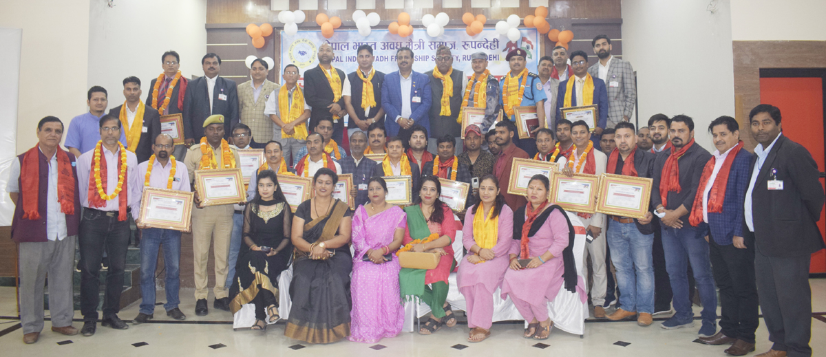 नेपाल भारत अवध मैत्री समाजद्वारा  कोभिड-१९ महामारीमा सक्रिय व्यक्तिलाई सम्मान