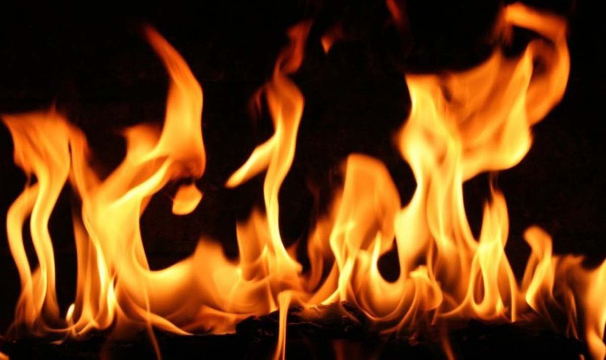Fire destroys shops