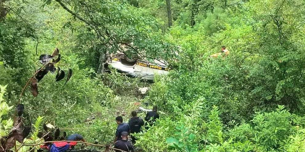 रूकुमबाट दाङको तुलसीपुरतर्फ आउँदै गरेको गाडी दुर्घटना, दुईको मृत्यु