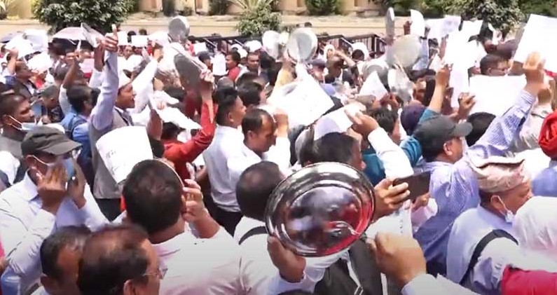 कर्मचारीलाई बजेटमा सम्बोधन नगरिएको भन्दै थाल बजाएर प्रदर्शन