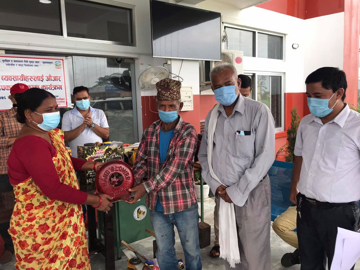 आरन व्यवसायीलाई तिलोत्तमाले दियो आधुनिक औजार 
