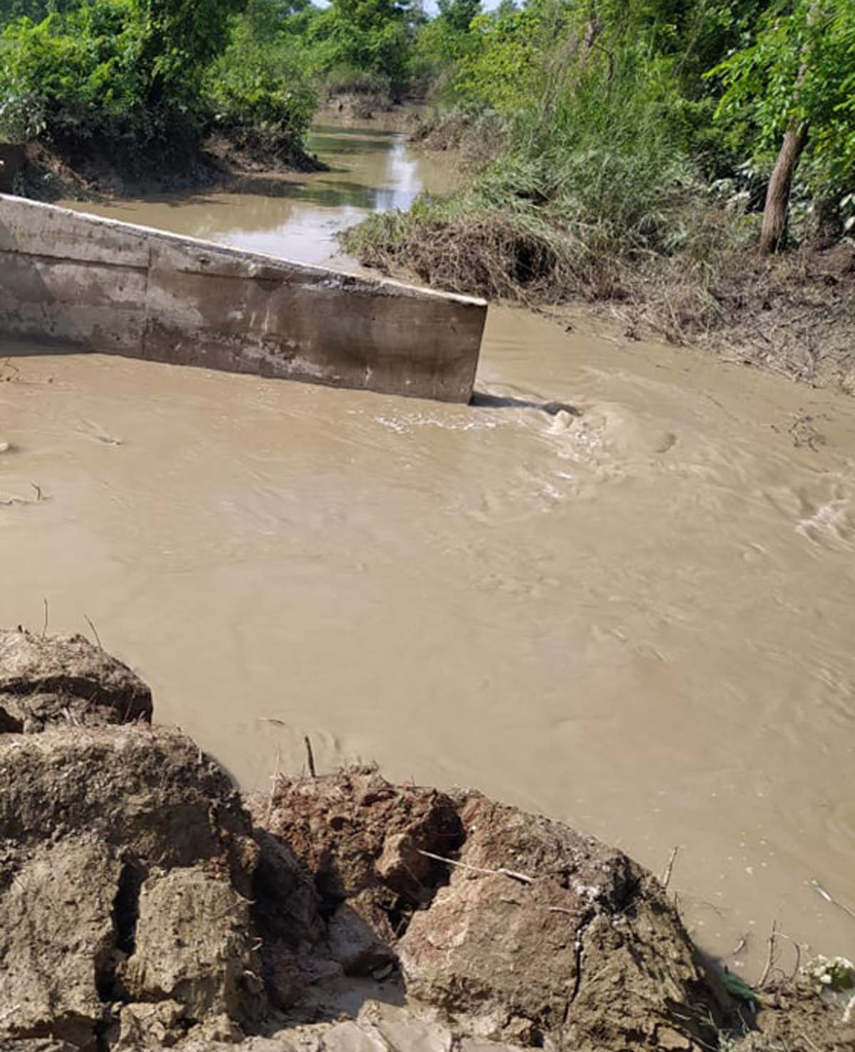  बाँध बगाएपछि बस्ती उच्च जोखिममा