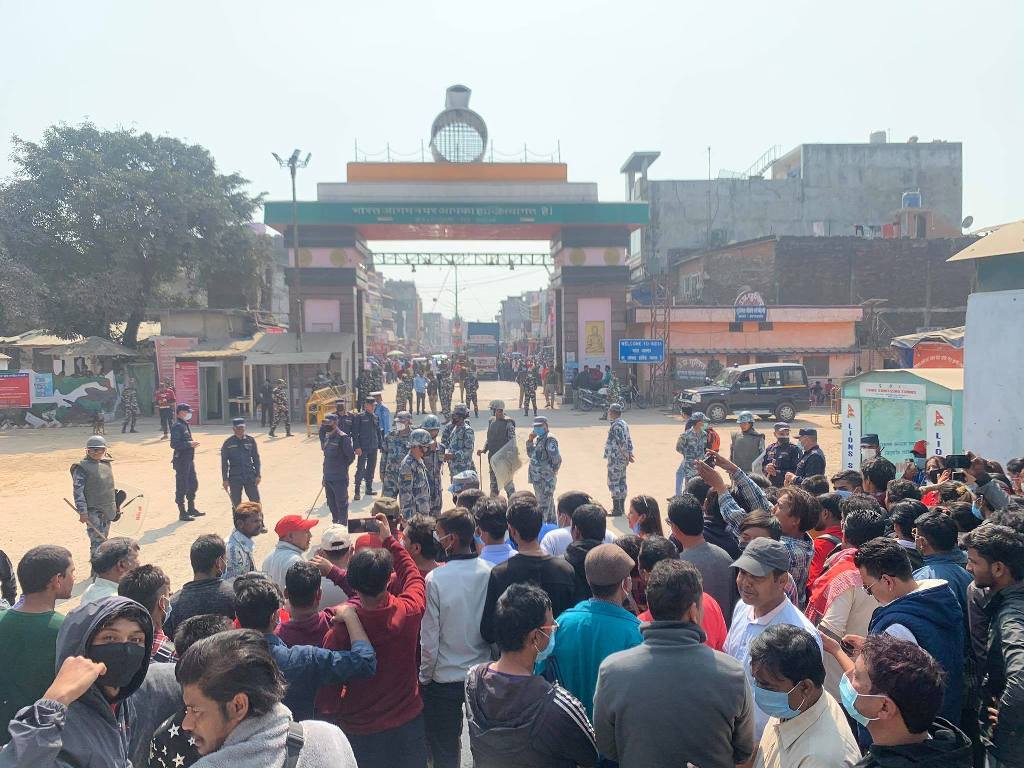 एसएसबीले भारत जान नदिएपछि बेलहिया नाकामा प्रदर्शन, केहीबेर आवागमन अवरुद्ध