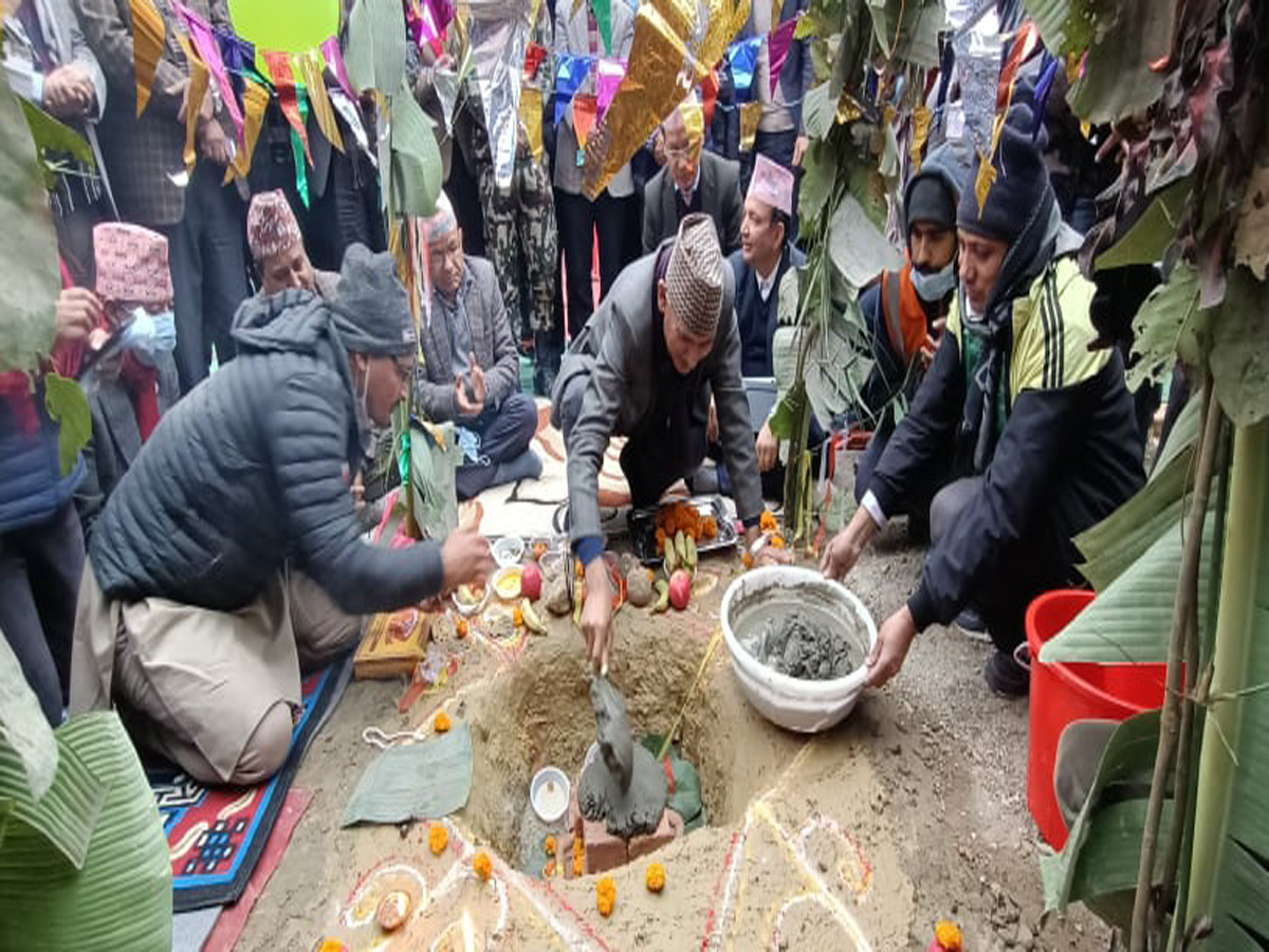 सडक शिलान्यास गर्दै अर्थमन्त्री पाैडेल