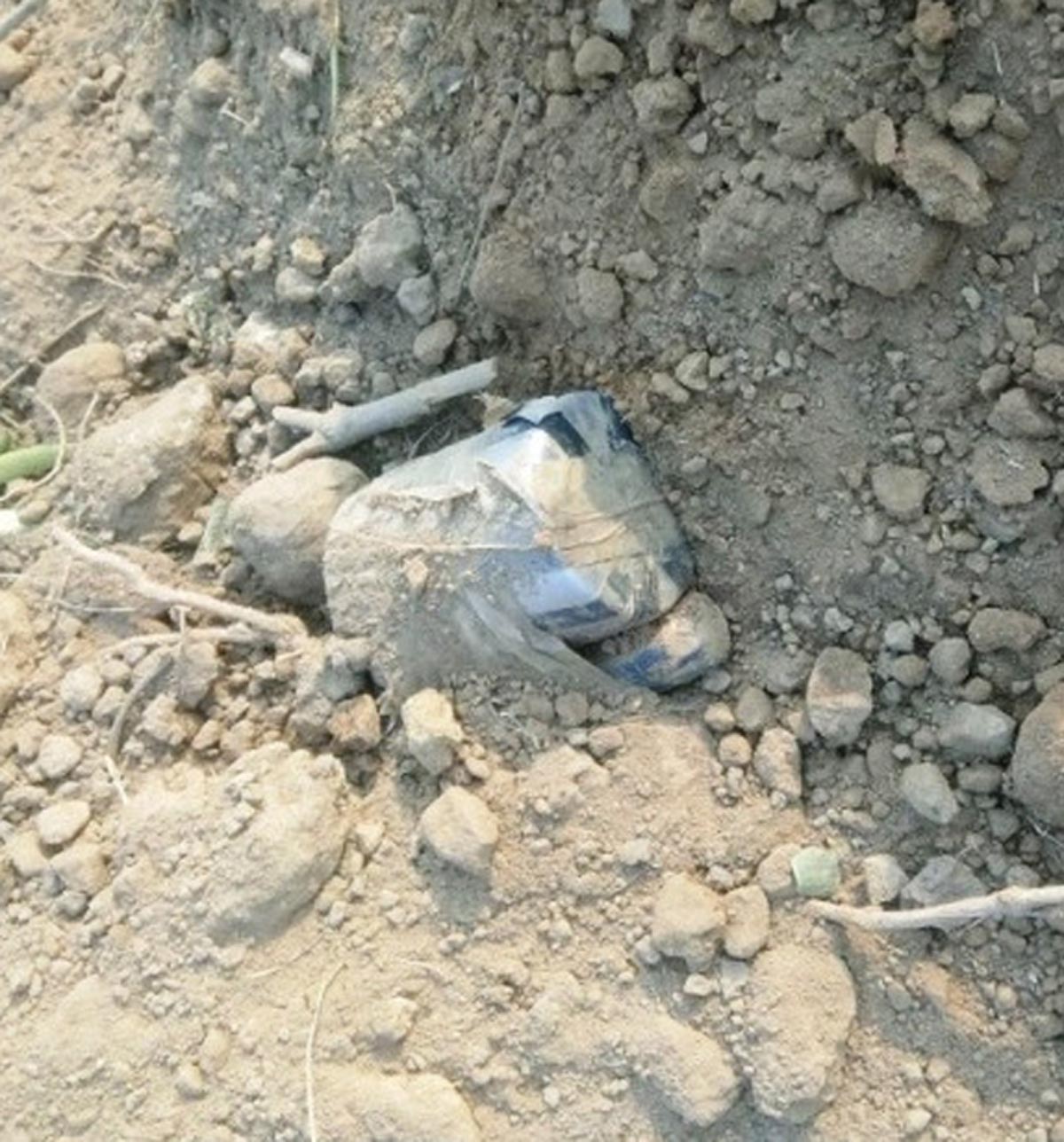 नाली खन्दा बम फेला 