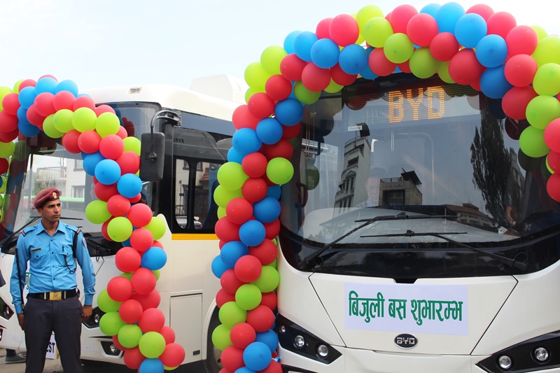 लुम्विनीमा ३ वर्षदेखि थन्किएका बिजुली बस आजदेखि चल्ने 