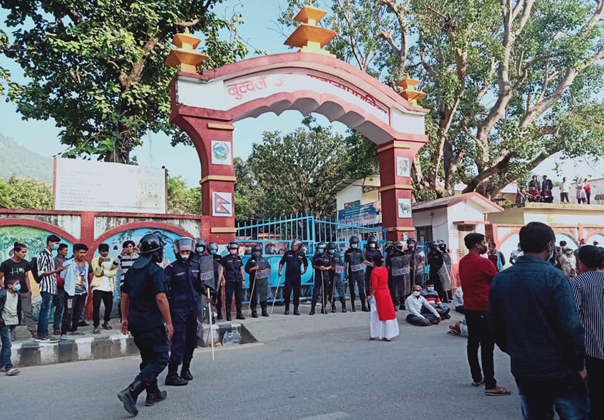 हाटबजारका सटरको टेण्डरमा अनियमितता भएको व्यवसायीको आरोप
