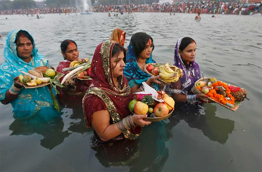 मनाइँदै छठ