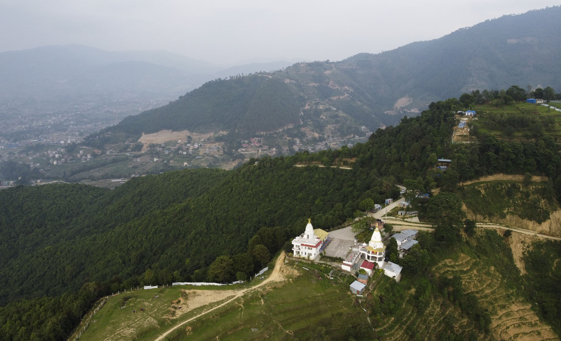 पर्यटकीयस्थल घ्याम्पेडाँडाबाट देखिएको पाइलट बाबा आश्रम आसपास क्षेत्र । तस्वीर: चन्द्रकला क्षेत्री,रासस