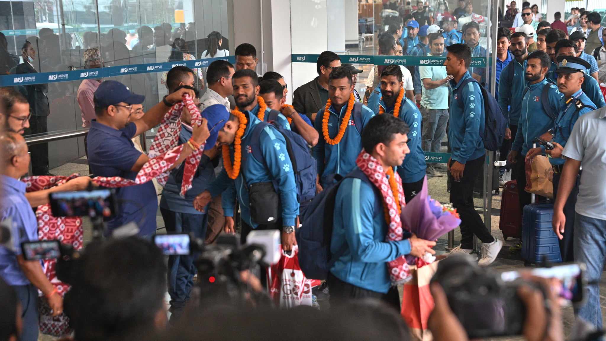 एसिया कप खेलेर फर्किएको नेपाली टोलीलाई विमानस्थलमा भव्य स्वागत
