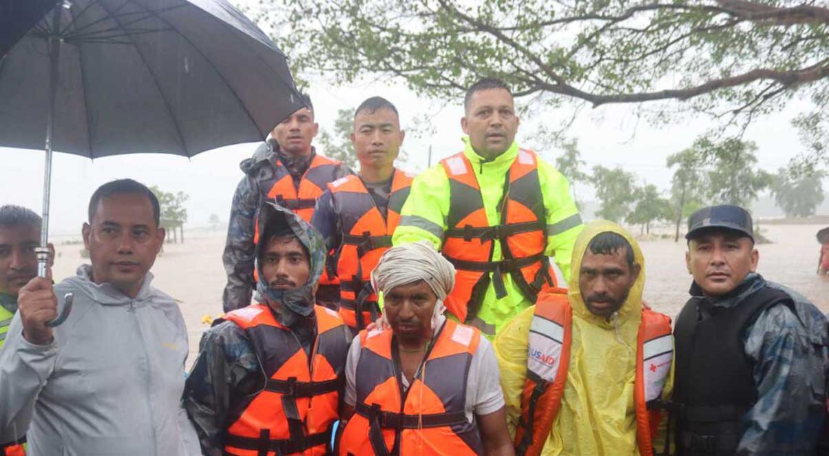 राप्ती नदीमा फसेका दुई जनाको उद्धार, एक बेपत्ता
