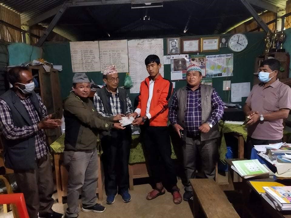 रुखमा डेरा बनाएर अनलाइन कक्षा लिइरहेका छात्रलाई आर्थिक सहयोग