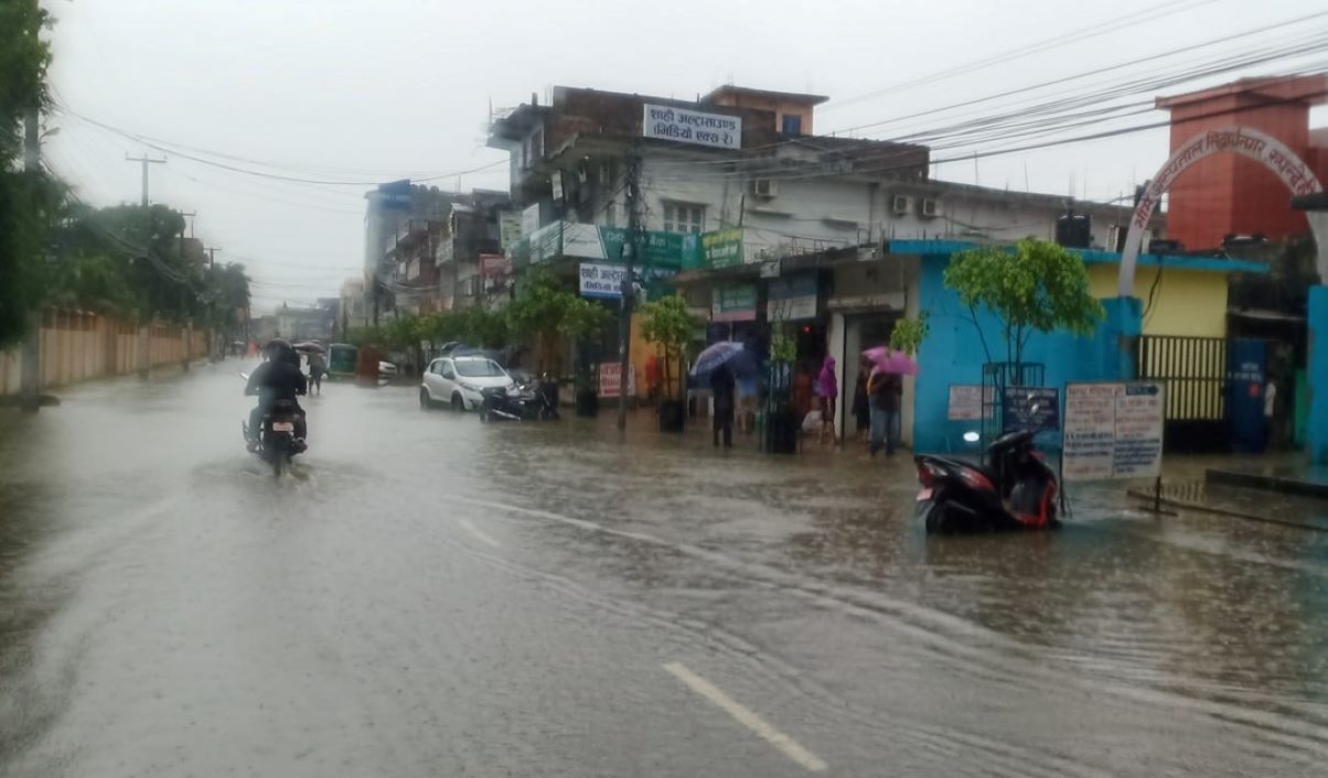 वर्षाले जलमग्न भैरहवा, बैंकरोडका पसलमा पानी पस्यो
