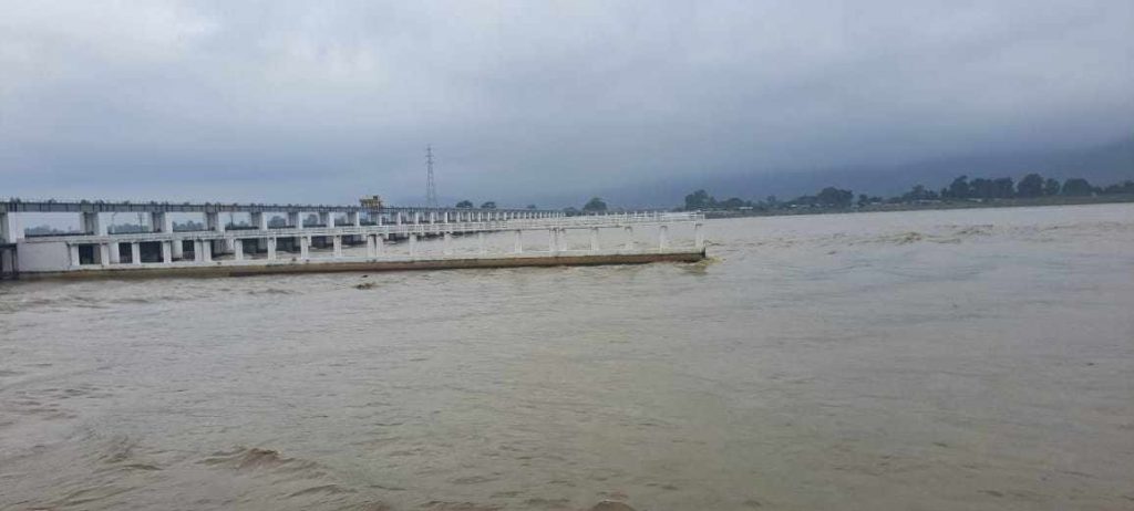 पानीको बहाब बढेसँगै गण्डक ब्यारेजको ३६ वटै ढोका खोलियो