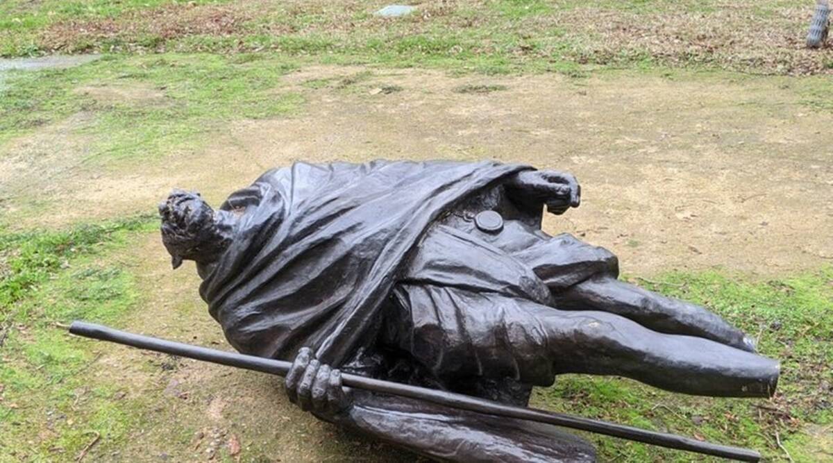 तोडफोड गरिएको महात्मा गान्धीको मुर्ती         तस्वीर-चेन्जडटओआरजी