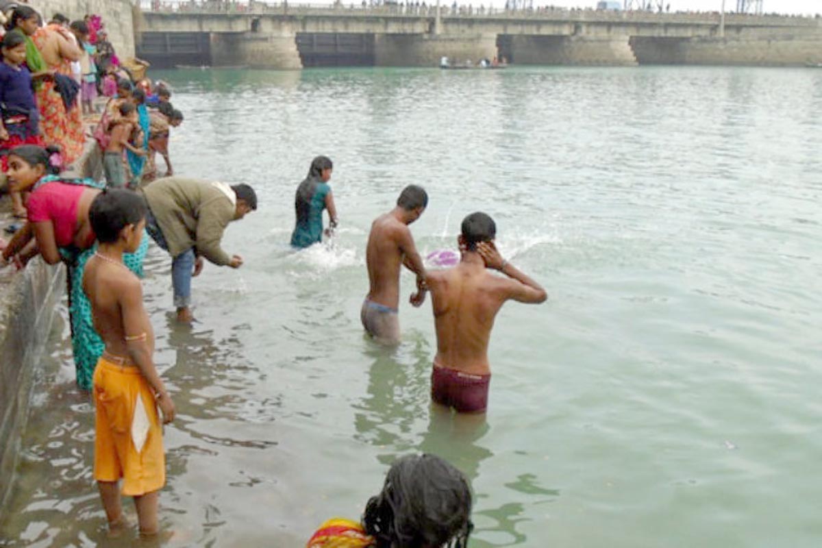 गङ्गादशहरा स्नान गर्न भक्तजन नदी किनारमा