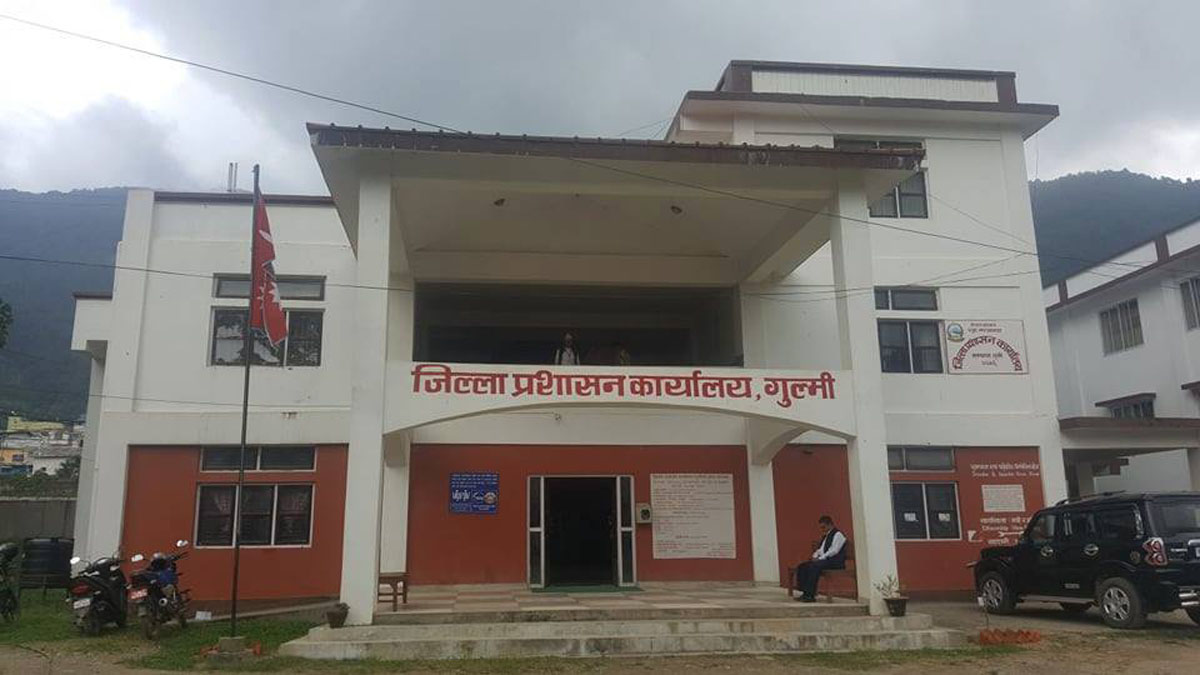 चार कर्मचारीको दुर्घट्नामा मृत्यु भएको शोकमा जिल्ला प्रशासन गुल्मीकाे सेवा ५ दिन बन्द