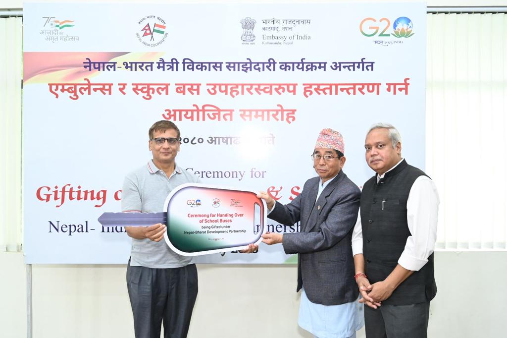 भारत सरकारद्वारा ३४ वटा एम्बुलेन्स र ५० स्कुल बस प्रदान